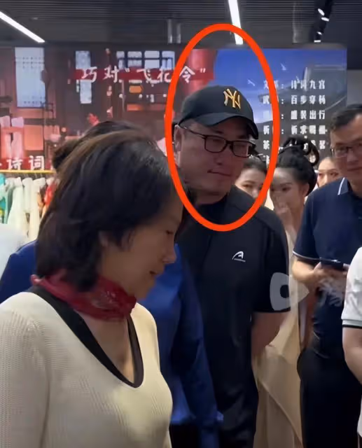 飄了!王自如緊跟董明珠,現身洛陽分廠,穿著遭狠批,評論區炸鍋