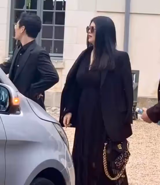 李湘現身坎城，身披大衣富態十足，大鑽戒也是閃閃亮眼
