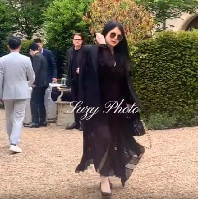 李湘現身坎城，身披大衣富態十足，大鑽戒也是閃閃亮眼