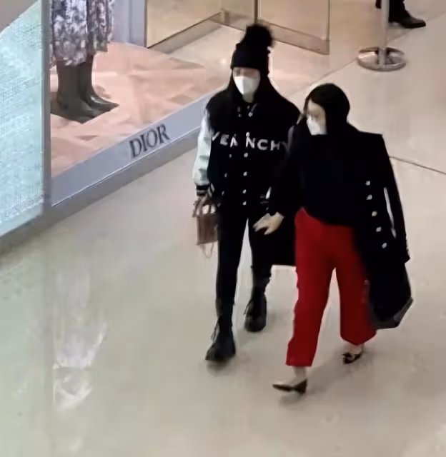 李湘現身坎城，身披大衣富態十足，大鑽戒也是閃閃亮眼