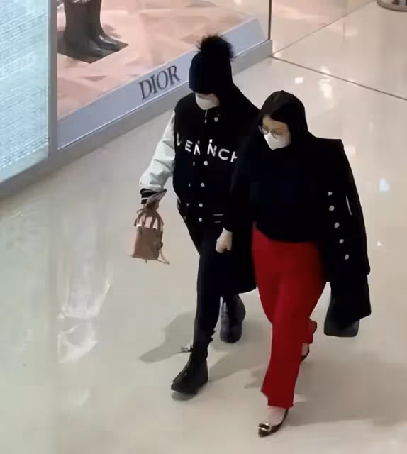 李湘現身坎城，身披大衣富態十足，大鑽戒也是閃閃亮眼