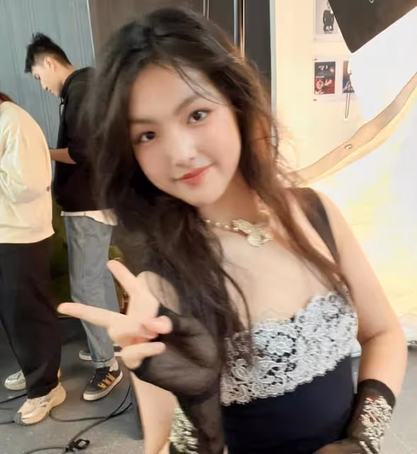 李湘現身坎城，身披大衣富態十足，大鑽戒也是閃閃亮眼