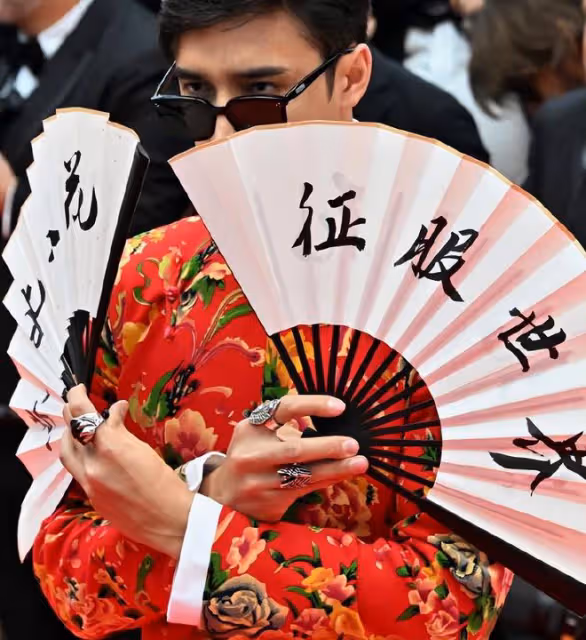坎城紅毯上奇裝異服的網紅們:是丟人現眼還是花錢博出位?