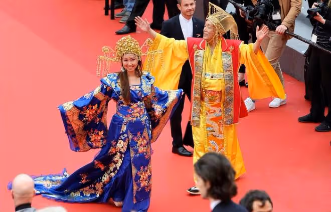 坎城紅毯上奇裝異服的網紅們:是丟人現眼還是花錢博出位?