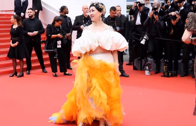 坎城紅毯上奇裝異服的網紅們:是丟人現眼還是花錢博出位?