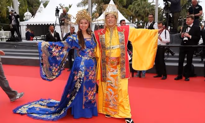 坎城紅毯上奇裝異服的網紅們:是丟人現眼還是花錢博出位?