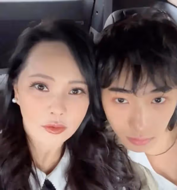 庾澄慶伊能靜小哈利一家三口國外合體，父子地鐵上搞怪感情真好