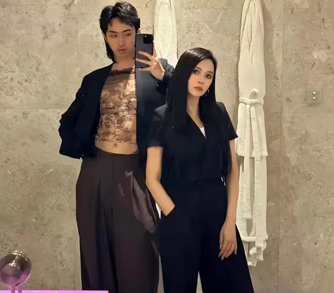 庾澄慶伊能靜小哈利一家三口國外合體，父子地鐵上搞怪感情真好
