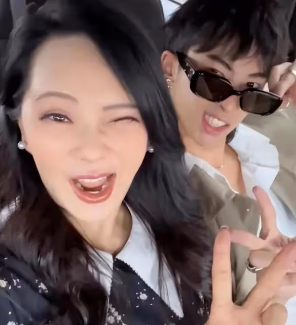 庾澄慶伊能靜小哈利一家三口國外合體，父子地鐵上搞怪感情真好