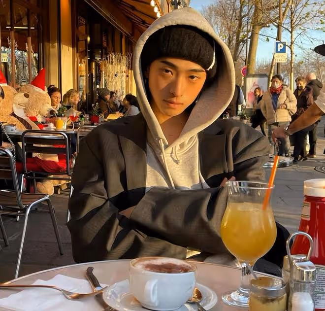 庾澄慶伊能靜小哈利一家三口國外合體，父子地鐵上搞怪感情真好