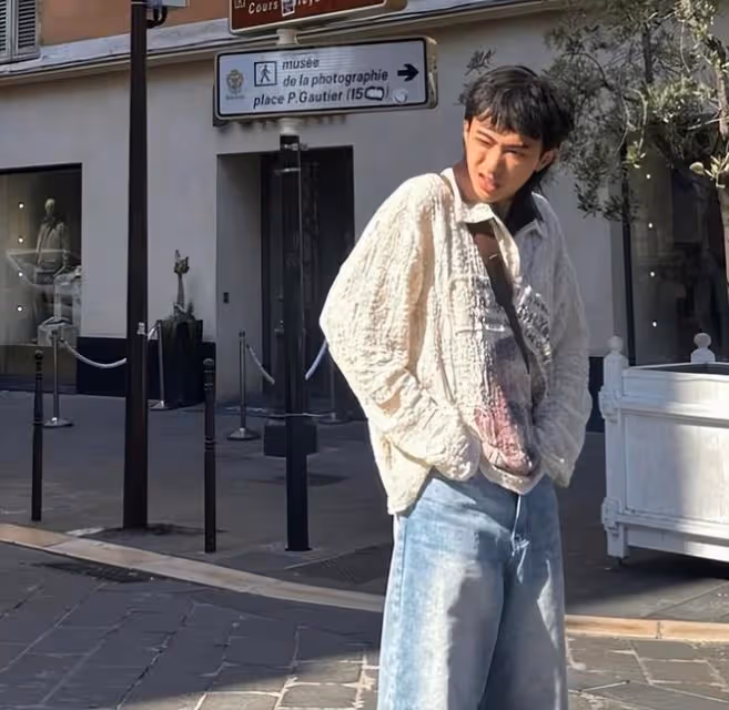 庾澄慶伊能靜小哈利一家三口國外合體，父子地鐵上搞怪感情真好