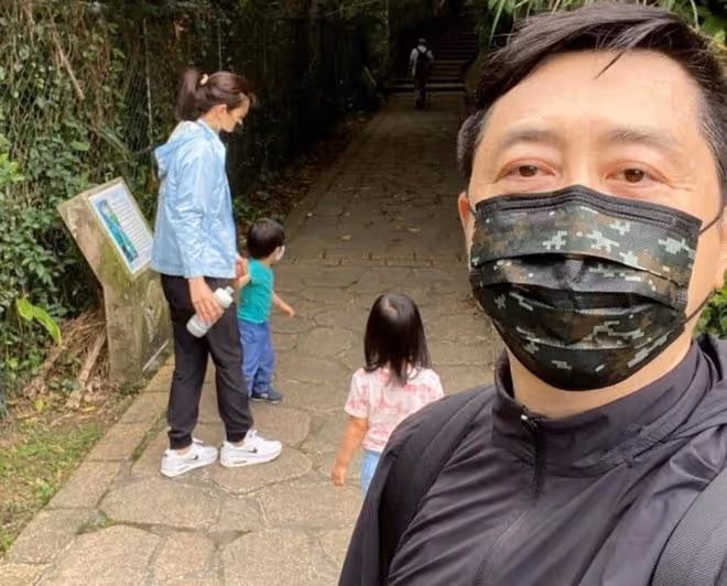 庾澄慶伊能靜小哈利一家三口國外合體，父子地鐵上搞怪感情真好