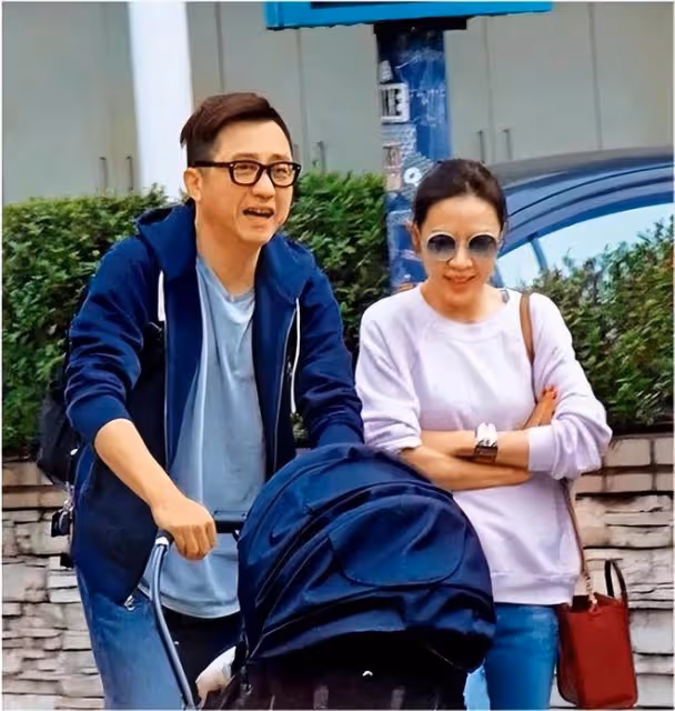 庾澄慶伊能靜小哈利一家三口國外合體，父子地鐵上搞怪感情真好