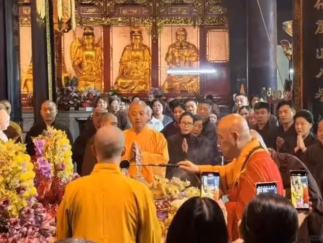 普濟寺浴佛節:呂良偉太年輕,富商妻子站C位,甄子丹汪詩詩低調