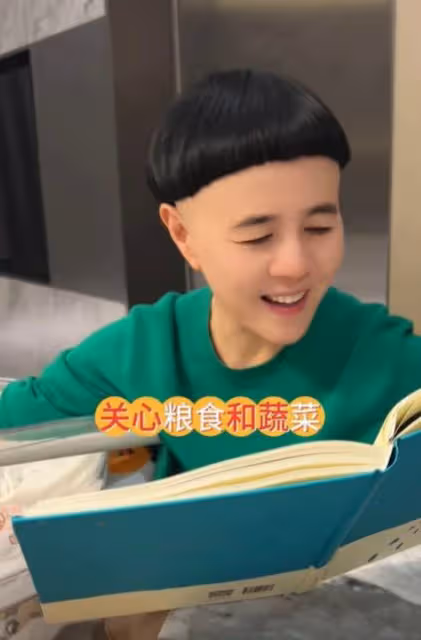金龜子2個月大的外孫會說話了,沒滿月就聽詩,家裡5個人幫忙帶娃