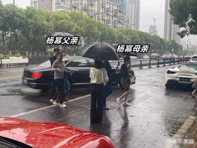 楊冪父母蘇州買房,父親左手天珠右手名表,被吐槽人太傲難纏!