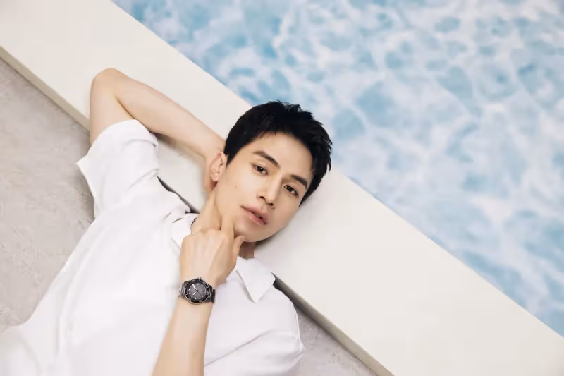 背景全假的還是帥！　李棟旭備好天梭Seastar新錶當陽光男孩