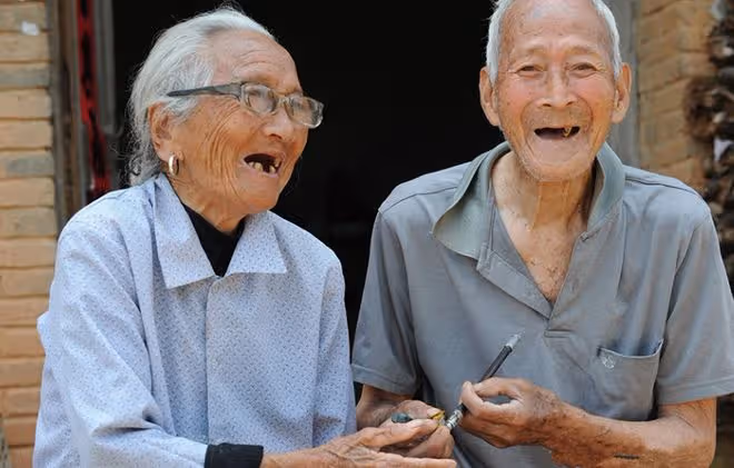 65歲大爺感慨:保姆式有償陪伴,比找老伴舒心、幸福開心很多