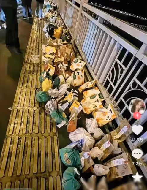 優優今天火化，現場擺滿飲料炸雞這次沒有空杯，渣土車被區別對待