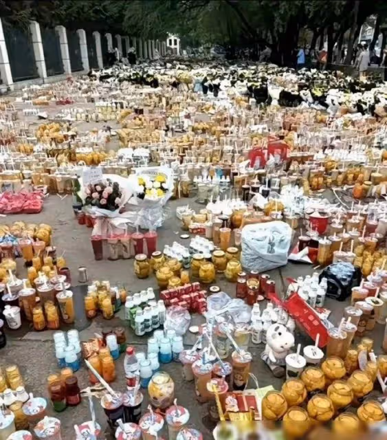 優優今天火化，現場擺滿飲料炸雞這次沒有空杯，渣土車被區別對待