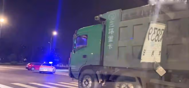 優優今天火化，現場擺滿飲料炸雞這次沒有空杯，渣土車被區別對待