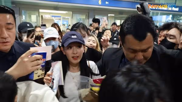 金智媛機場「被人推著走、記者狂哀嚎」 網看影片怒:只有2保鑣?