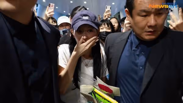金智媛機場「被人推著走、記者狂哀嚎」 網看影片怒:只有2保鑣?
