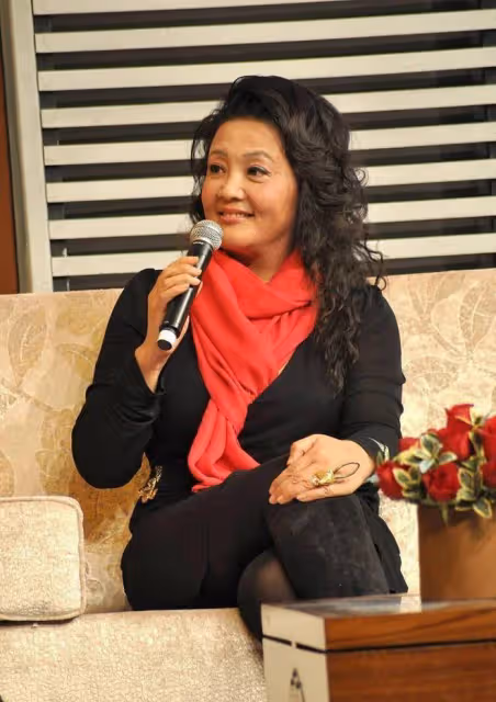 張蘭直播遭黑粉攻擊,當場回懟澄清惡婆婆傳聞,展現女強人本色