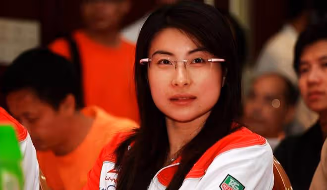 郭晶晶攜子女深圳看展,低調出行顯母性光輝,家教有方引讚嘆
