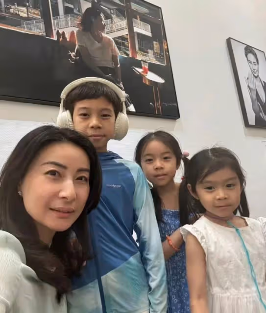 郭晶晶攜子女深圳看展,低調出行顯母性光輝,家教有方引讚嘆