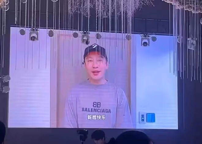 黃曉明葉珂秀恩愛,女方婚禮吃席男方發視頻祝福,與楊穎復合無望