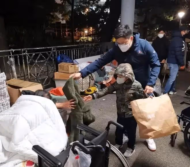 看了郭晶晶3個子女的正臉近照，才知道霍家的基因有多強大