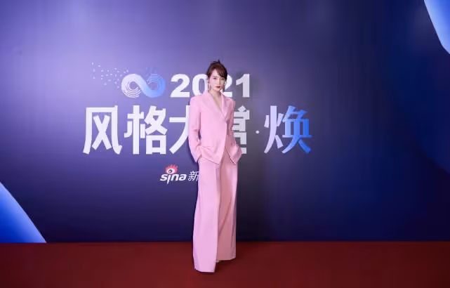 49歲蔣勤勤扮嫩太成功!穿粉西裝少女感爆棚,刻意秀身材太吸睛