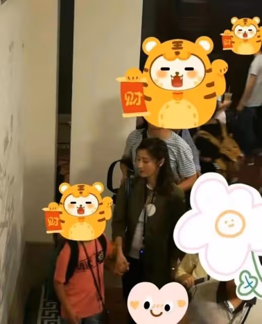 53歲李嘉欣出院後發福得厲害!穿休閒裝藏不住游泳圈,生圖美到爆