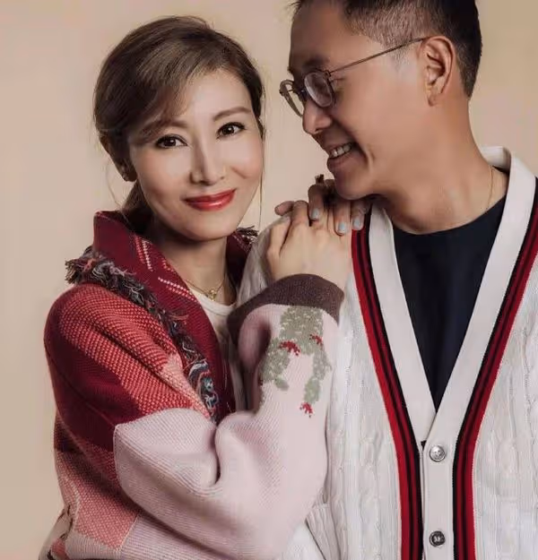 53歲李嘉欣出院後發福得厲害!穿休閒裝藏不住游泳圈,生圖美到爆