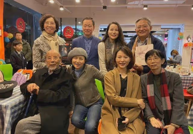 48歲董卿久違亮相氣場足!穿大衣在人群中依舊亮眼,關鍵氣質出眾