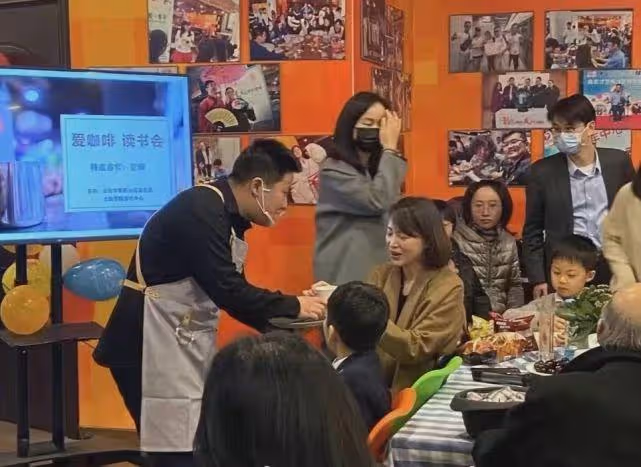 48歲董卿久違亮相氣場足!穿大衣在人群中依舊亮眼,關鍵氣質出眾