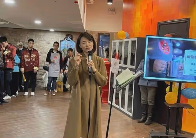 48歲董卿久違亮相氣場足!穿大衣在人群中依舊亮眼,關鍵氣質出眾