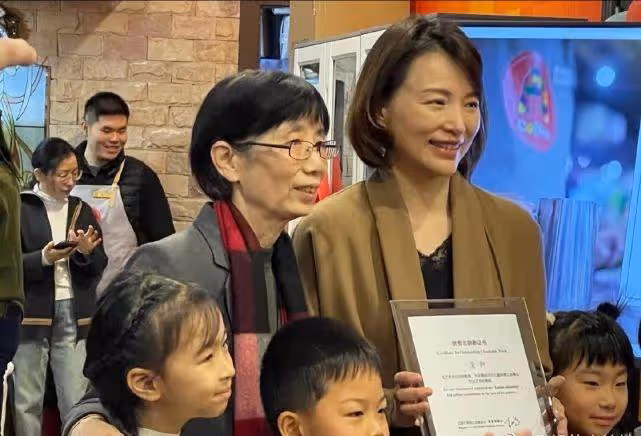 48歲董卿久違亮相氣場足!穿大衣在人群中依舊亮眼,關鍵氣質出眾