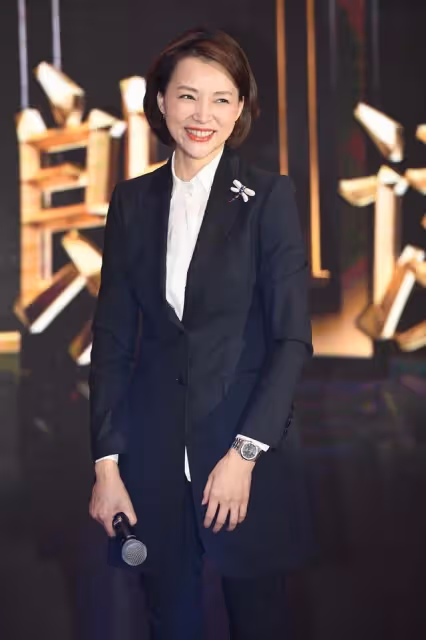 48歲董卿久違亮相氣場足!穿大衣在人群中依舊亮眼,關鍵氣質出眾