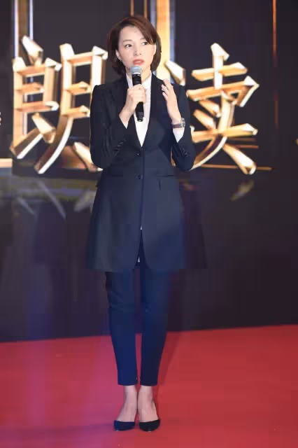 48歲董卿久違亮相氣場足!穿大衣在人群中依舊亮眼,關鍵氣質出眾