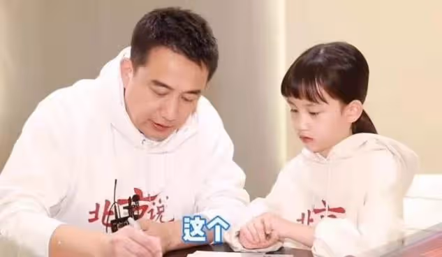 黃磊為二女兒開始鋪路!首亮相穿親子裝好溫馨,多妹不遜色小童星