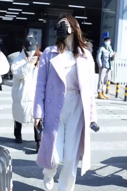 王鷗機場造型不遜色明偵!穿香芋紫大衣氣質出眾,超模身材惹人羨