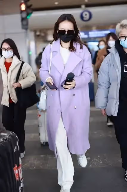 王鷗機場造型不遜色明偵!穿香芋紫大衣氣質出眾,超模身材惹人羨