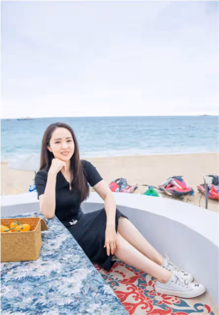 董璇一家三代大型比美!董媽媽穿黑裙氣質出眾,美貌毫不遜色女兒