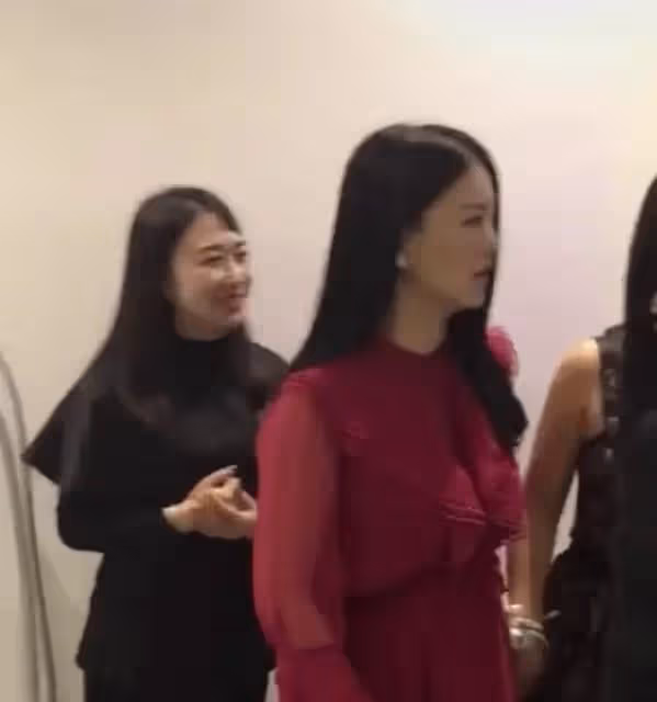 李湘離婚後顏值大回春!穿褶皺裙盡顯女人味,暴瘦後氣質更是大變