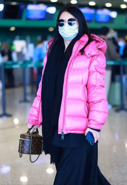 李湘離婚後顏值大回春!穿褶皺裙盡顯女人味,暴瘦後氣質更是大變