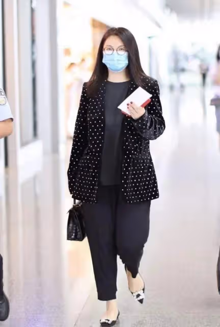 李湘離婚後顏值大回春!穿褶皺裙盡顯女人味,暴瘦後氣質更是大變