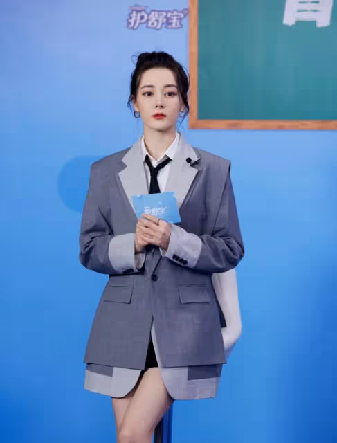 迪麗熱巴學院風大爆款！穿西裝玩下衣玩失蹤，大秀美腿不輸超模範
