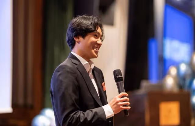 陳婷為二兒子高調慶生!母子同框像姐弟,二兒子穿正裝不輸男明星
